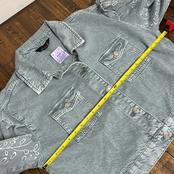 Embroidered jean Jacket New With Tags floral design boho ruffle sleeve sz Large - Picture 10 of 10